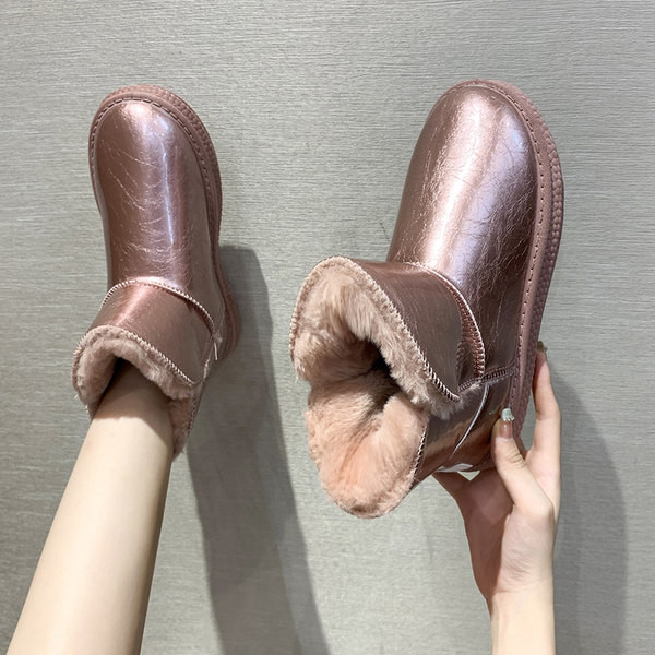 Ženske lakirane čizme s toplom postavom