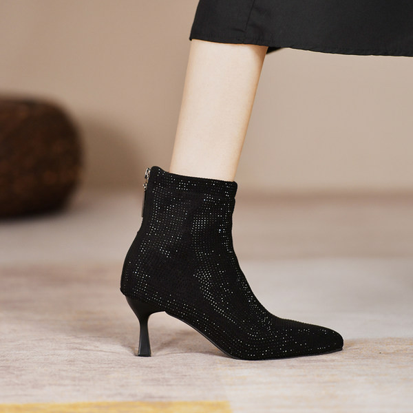 Модерни дамски боти с камъни и 6см ток