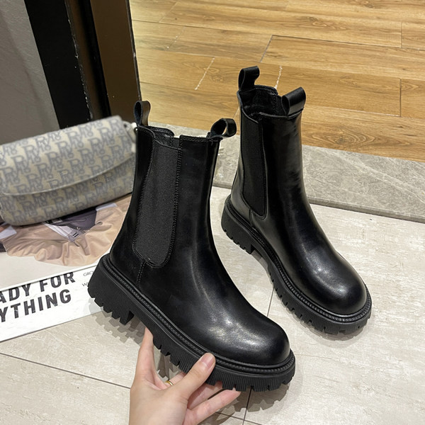 Изчистен модел дамски боти без закопчаване