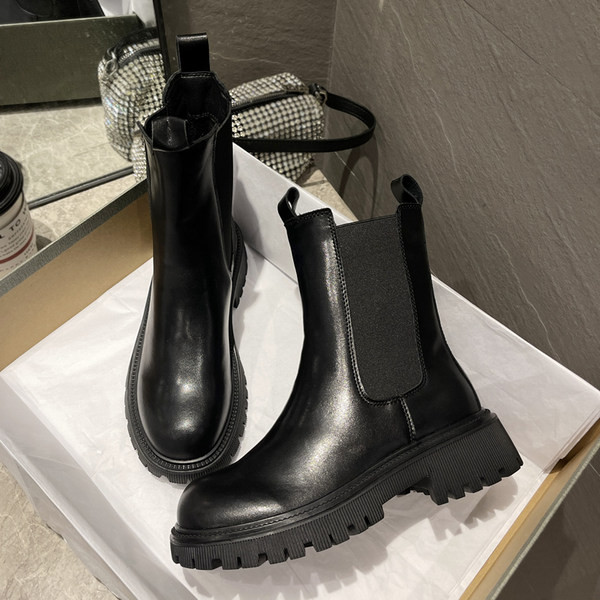 Изчистен модел дамски боти без закопчаване