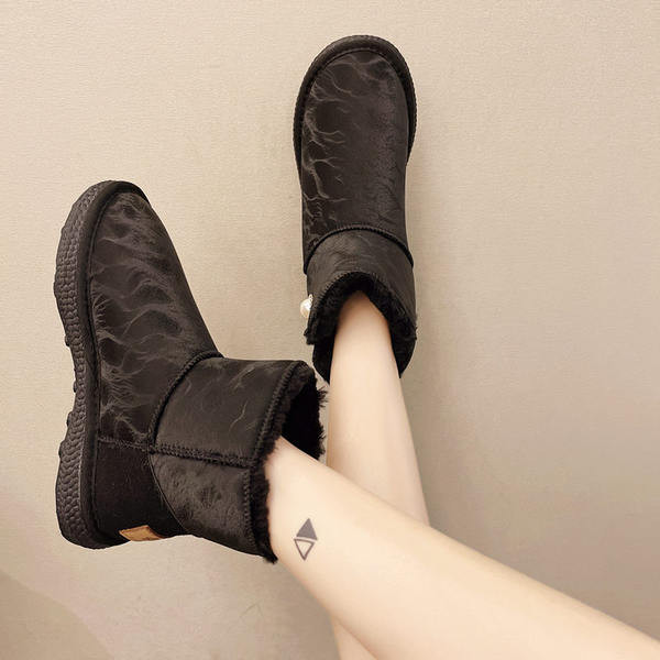 Ženske tople čizme s ravnim potplatom