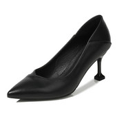 Model ženskih cipela na špic u crnoj boji