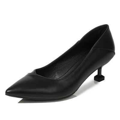 Model ženskih cipela na špic u crnoj boji