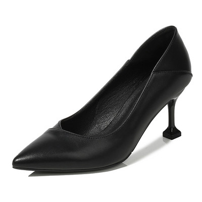 Model ženskih cipela na špic u crnoj boji
