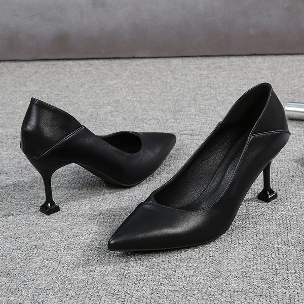 Model ženskih cipela na špic u crnoj boji