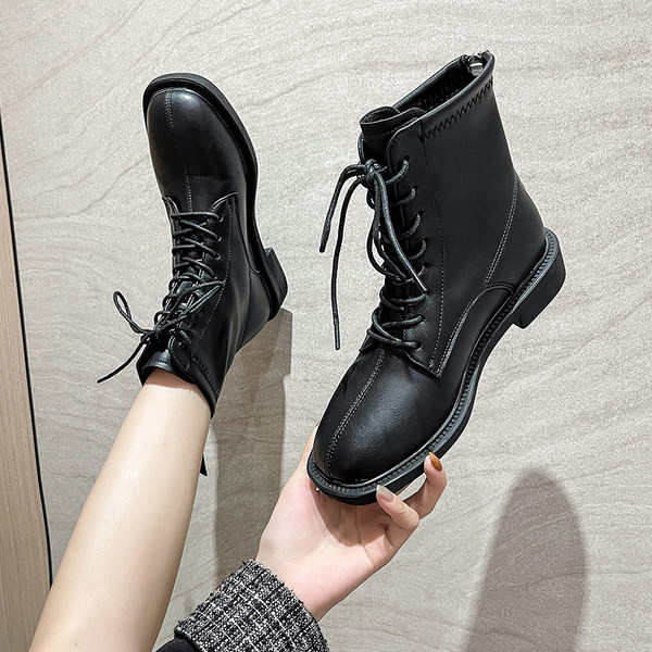 Ženske čizme s ravnim potplatom i vezicama