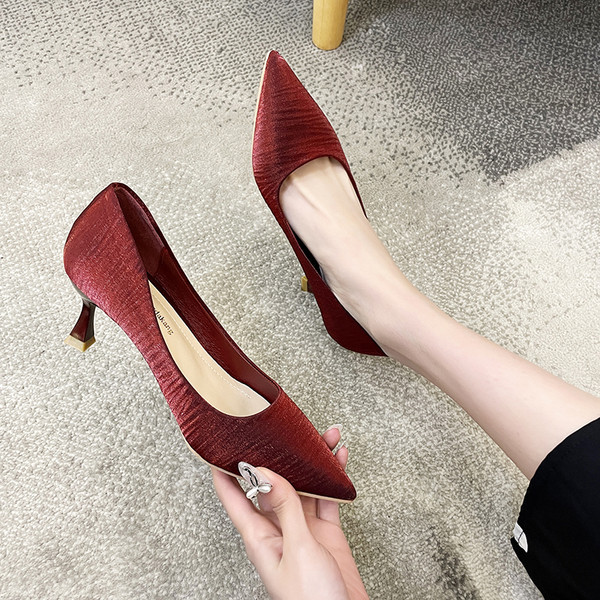 Ženske satenske cipele na špic na visoku petu 7 cm