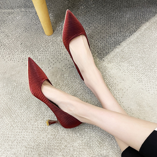 Ženske satenske cipele na špic na visoku petu 7 cm