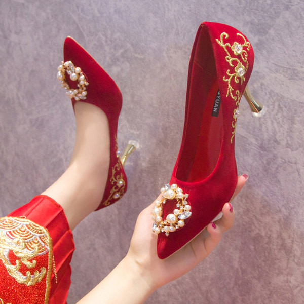 Ženske cipele od eko brušene kože u crvenoj boji sa vezom, biserima i kamenčićima
