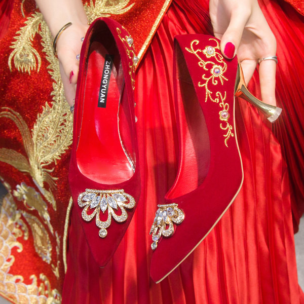 Ženske cipele od eko brušene kože u crvenoj boji sa vezom, biserima i kamenčićima