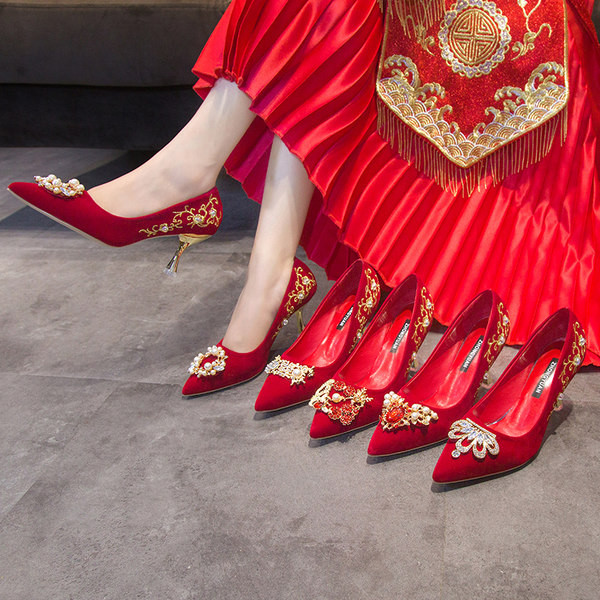 Ženske cipele od eko brušene kože u crvenoj boji sa vezom, biserima i kamenčićima