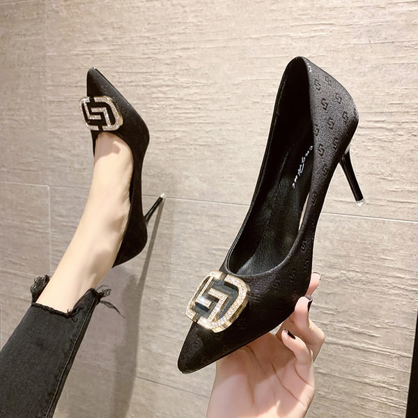 Ženske cipele na špic s ukrasnim kamenčićima i tankom petom 9 cm