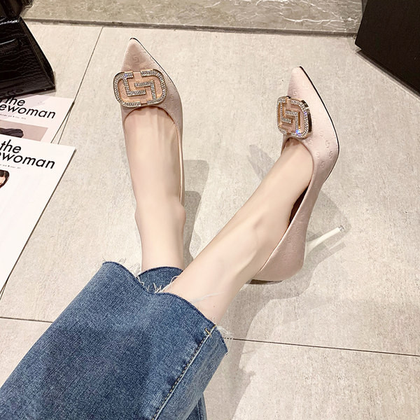 Ženske cipele na špic s ukrasnim kamenčićima i tankom petom 9 cm
