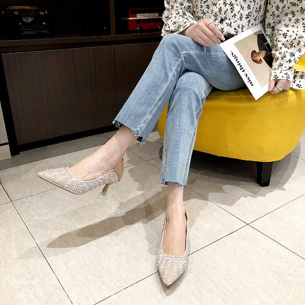 Elegantne ženske cipele s biserima i petom od 7 cm