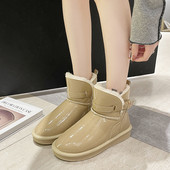 Ženske lakirane čizme s ravnim potplatom i metalnim elementom