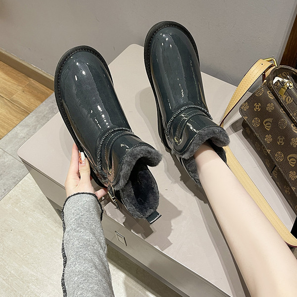 Ženske lakirane čizme s ravnim potplatom i metalnim elementom