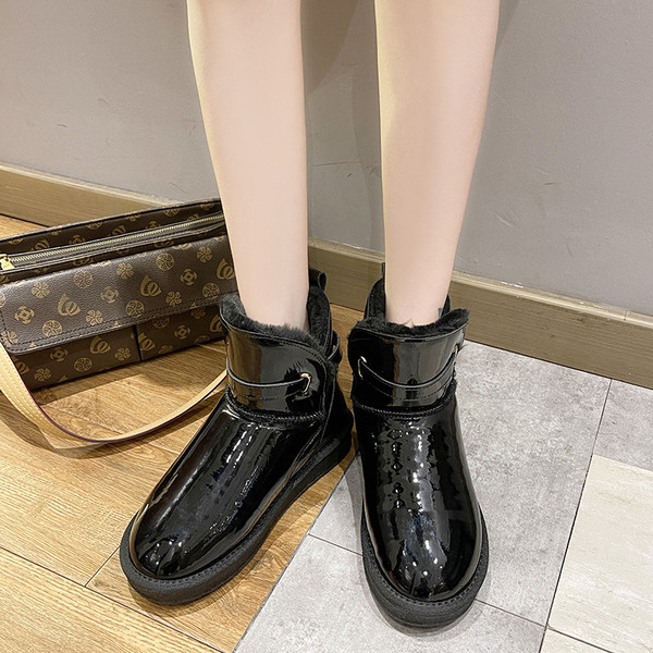 Ženske lakirane čizme s ravnim potplatom i metalnim elementom