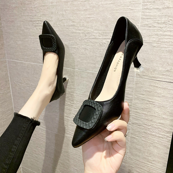 Ženske cipele s metalnom kopčom i niskom petom