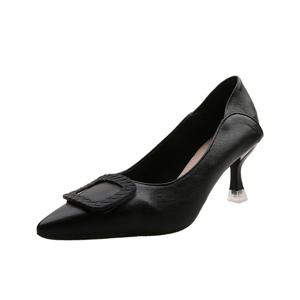 Ženske cipele s metalnom kopčom i niskom petom