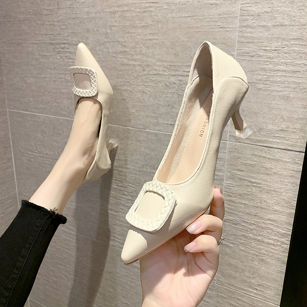 Ženske cipele s metalnom kopčom i niskom petom