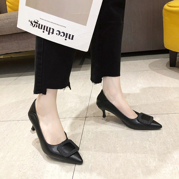 Ženske cipele s metalnom kopčom i niskom petom