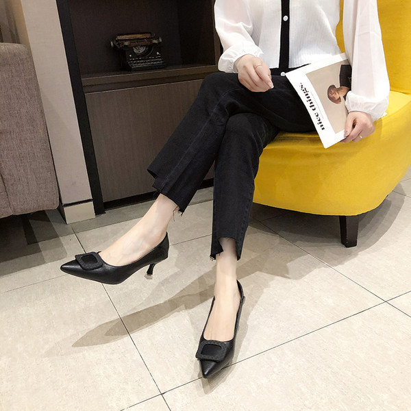 Ženske cipele s metalnom kopčom i niskom petom