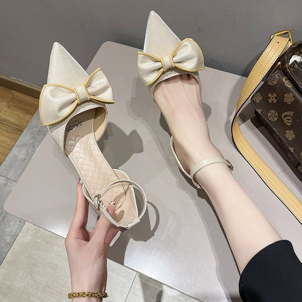 Ženske cipele na špic s četvrtastom petom 5 cm i trakom