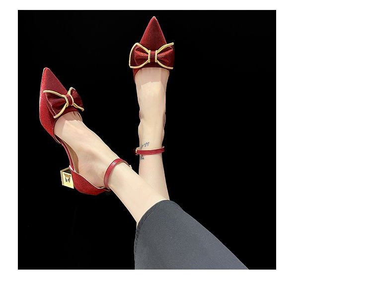 Ženske cipele na špic s četvrtastom petom 5 cm i trakom