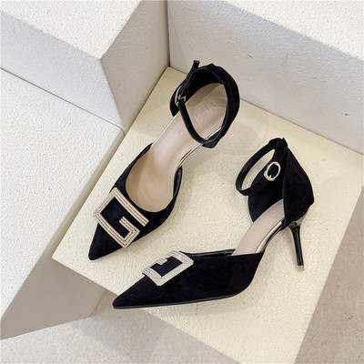 Κομψά γυναικεία σανδάλια με μεταλλική διακόσμηση