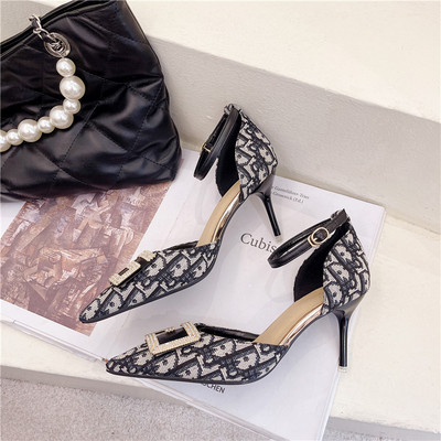 Κομψά γυναικεία σανδάλια με μεταλλική διακόσμηση