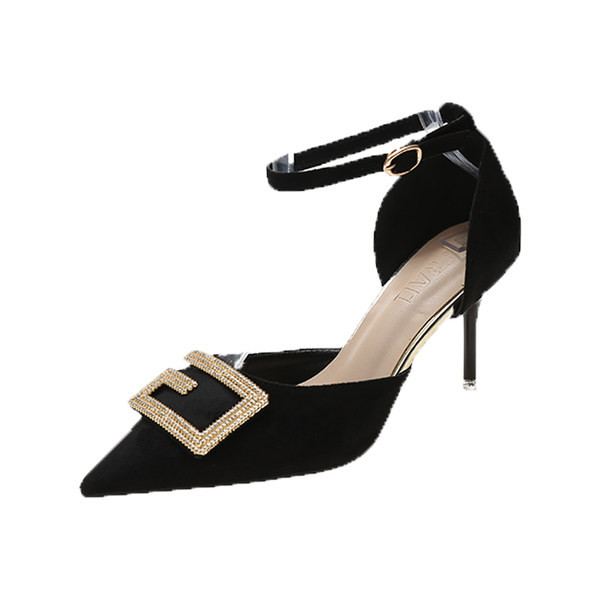 Κομψά γυναικεία σανδάλια με μεταλλική διακόσμηση