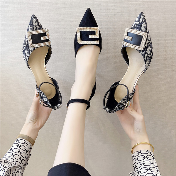 Κομψά γυναικεία σανδάλια με μεταλλική διακόσμηση