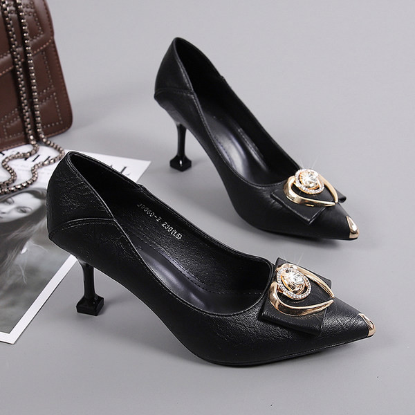 Ženske cipele na špic s metalnim ukrasom i petom od 7 cm