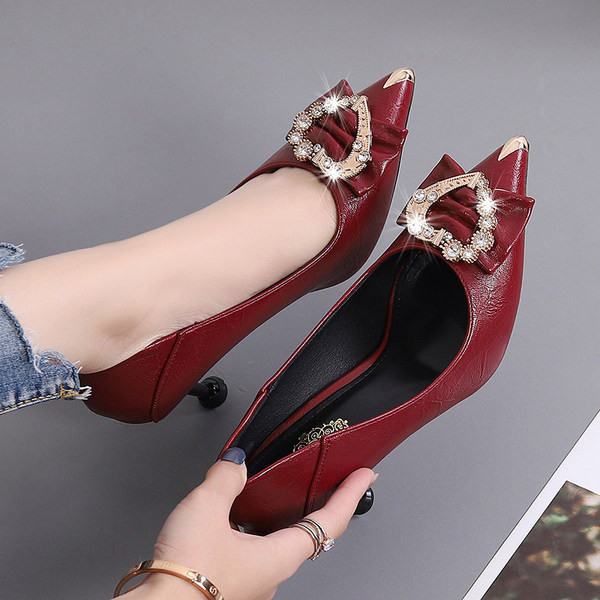 Izoštreni model ženskih kožnih cipela s metalnim ukrasom i petom od 5 cm