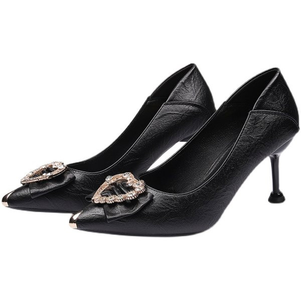 Izoštreni model ženskih kožnih cipela s metalnim ukrasom i petom od 5 cm