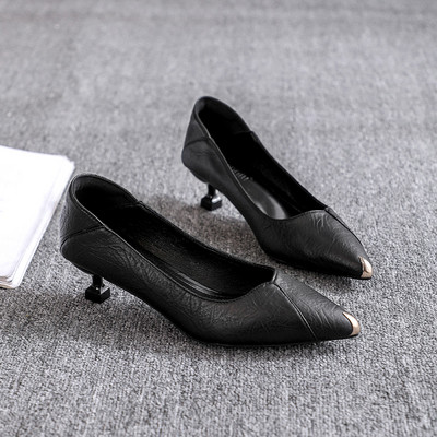 Izoštreni model ženskih kožnih cipela - dva modela