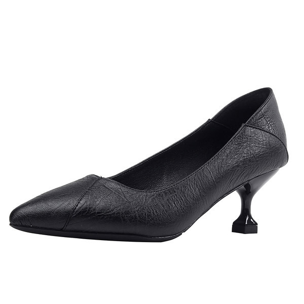 Izoštreni model ženskih kožnih cipela - dva modela