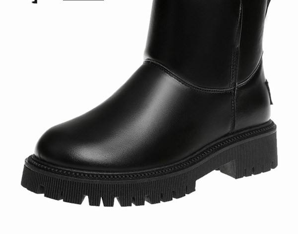 Novi model kožnih čizama sa perom