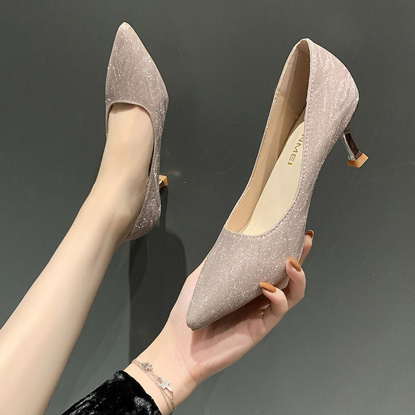 Elegantne ženske cipele sa sjajnim efektom i srednjom petom