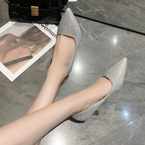 Elegantne ženske cipele sa sjajnim efektom i srednjom petom