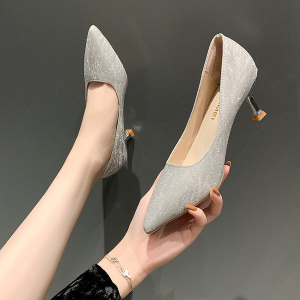 Elegantne ženske cipele sa sjajnim efektom i srednjom petom