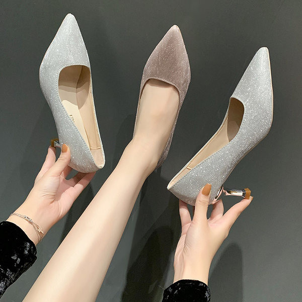 Elegantne ženske cipele sa sjajnim efektom i srednjom petom
