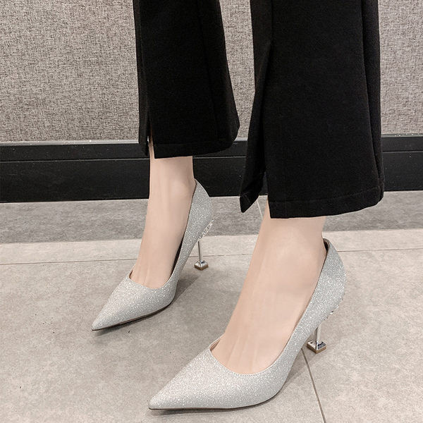 Ženske cipele sa sjajnim efektom i kamenčićima u dvije boje