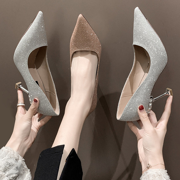 Ženske cipele sa sjajnim efektom i kamenčićima u dvije boje