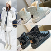 Ženske lakirane niske čizme s debelom postavom i amblemom