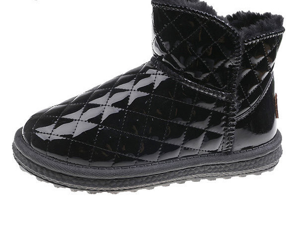 Ženske lakirane niske čizme s debelom postavom i amblemom