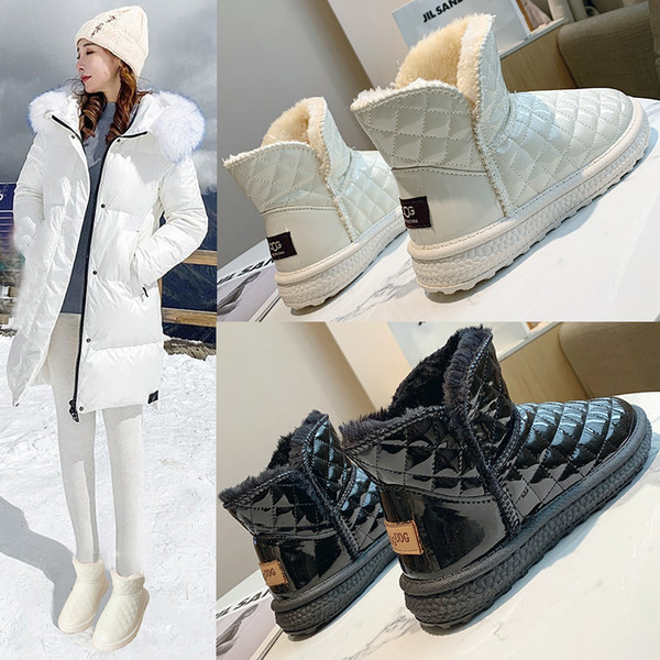 Ženske lakirane niske čizme s debelom postavom i amblemom