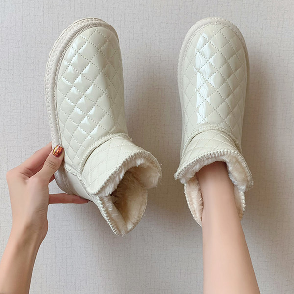 Ženske lakirane niske čizme s debelom postavom i amblemom