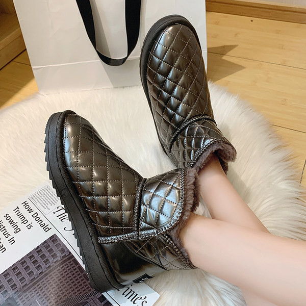 Ženske čizme s ravnim đonom i toplom postavom