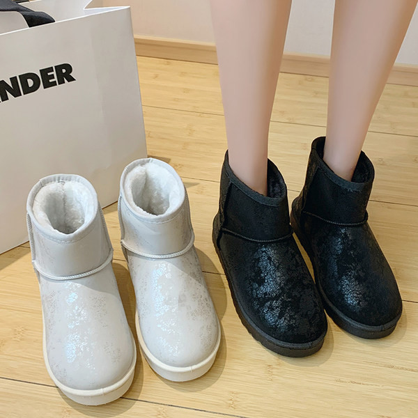 Ženske čizme sa postavom i ravnim đonom u dvije boje